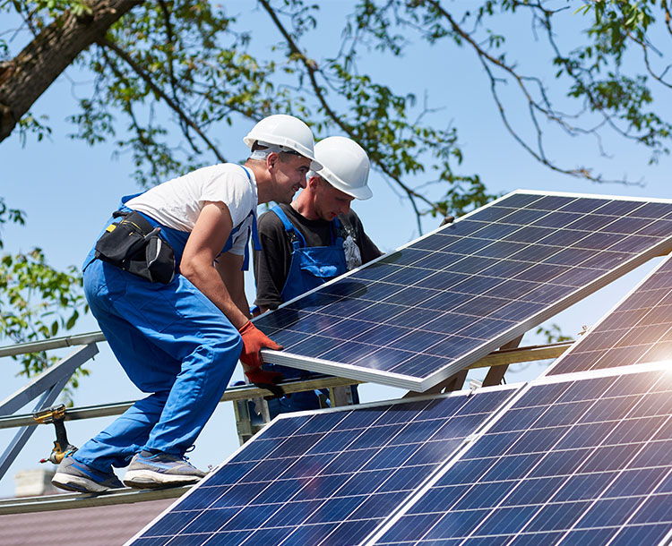 Arbeiter, die gerade eine Solaranlage installieren